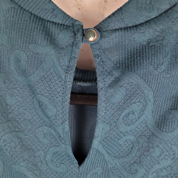 EVERLY | high neck sleeveless textured swirl design sheath mod shift mini dress - Picture 4 of 6